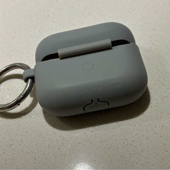 AirPod Pro Silicone Case with Keyring - Picture 6 of 8